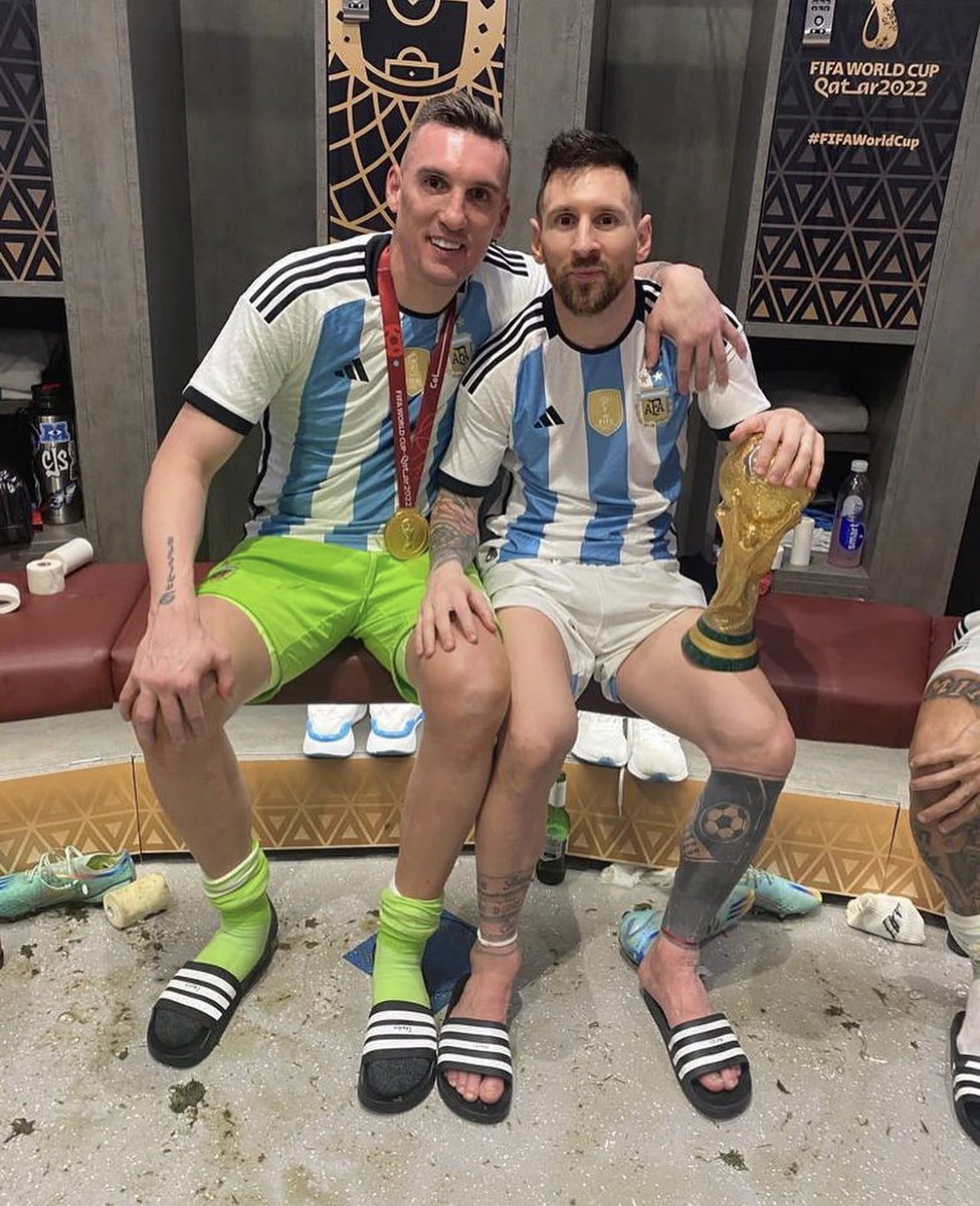 juanbalbi9's tweet photo. Para tomar dimensión de lo que representa Franco Armani 👇

🏆 Arquero más ganador de la historia de River con 10 títulos
🏆 Quinto arquero más ganador de la historia del fútbol con 27 títulos. Iguala a Casillas y solo es superado por Vitor Baia, Neuer y Buffon
✅ Segundo arquero con más vallas invictas (164) en River detrás de Carrizo 
✅ Tercer arquero con más partidos (366) en River detrás de Carrizo y Fillol