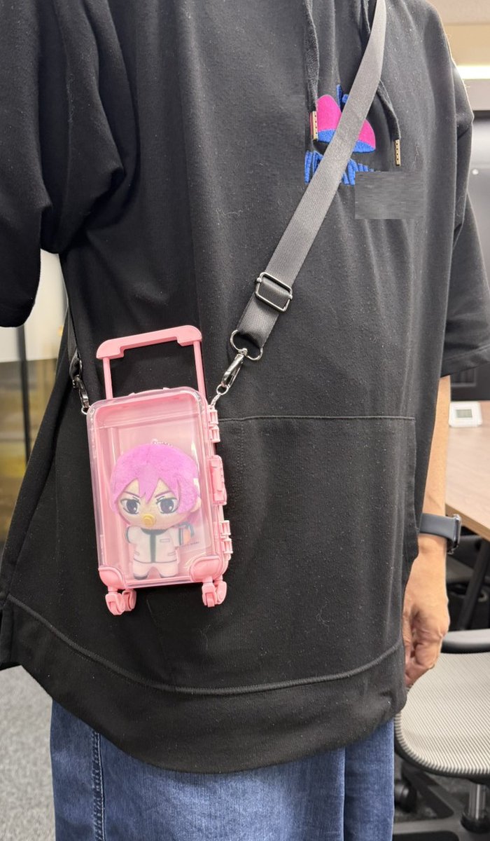 MAJOR_watch's tweet photo. 現在発売中の「キルアオ ぷちマスコット」を
こちらも発売中の「推しいっしょ！キャリーケースショルダー」に入れてみました。推し活にピッタリですね。

#キルアオ
#推し活
#ぬい活 https://t.co/pc32ntU98C