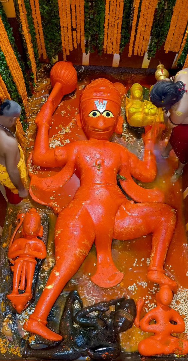 bhumidixit__'s tweet photo. प्रयागराज से लेटे हुए हनुमान जी के दिव्य अलौकिक प्रातःकालीन दर्शन...✨ https://t.co/wa8dzL2iyi