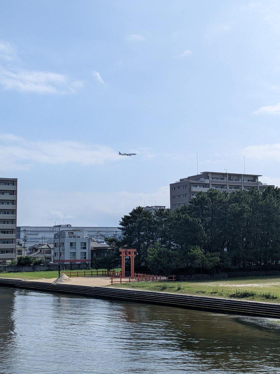 Mentai_Kanefuku's tweet photo. おはめんたい🔴✨

福岡は快晴☀️
今日は、 #博多祇園山笠 #お汐井とり🏮

事務所から見えるこの箱崎浜に、
各流の舁き手が集まり、安全を祈願🙏

いよいよ明日からは、舁き山笠が登場‼️
15日に向けて博多の街が賑やかになります😀
今日もよろしくお願いします🙇🏻‍♀️

※世界ご当地キャラグランプリ
タラピヨ、タラコン博士への投票をお願いします🙇‍♀️
https://t.co/6YPurpZCgr
https://t.co/sWUlb5yr01