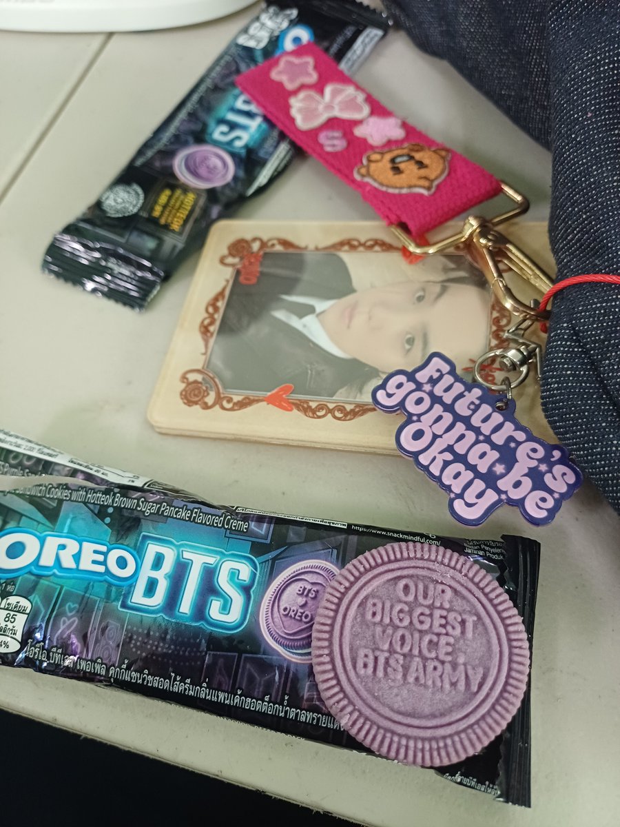 yo_ongiyah's tweet photo. Eating boreos rn anddd look at thiss HAPPY BIRTHDAYYY TO BANGTANS BIGGEST VOICE, ARMY❤️ https://t.co/HINAanceql