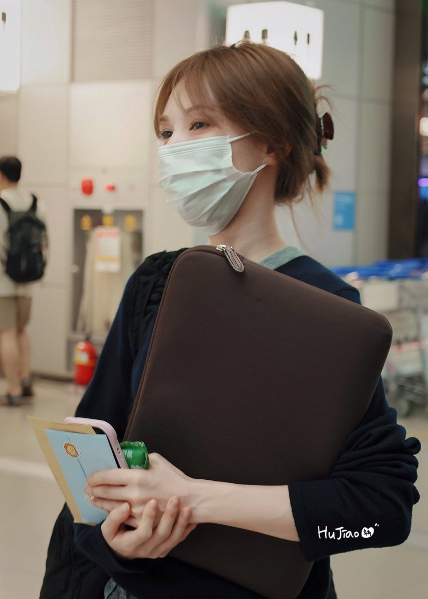 HuJiao_1009's tweet photo. 260709 ICN ✈️ #웬디 #WENDY

在我面前讀我的信
看完還說很可愛謝謝，我要害羞死了！ https://t.co/fHyxcvbu6f