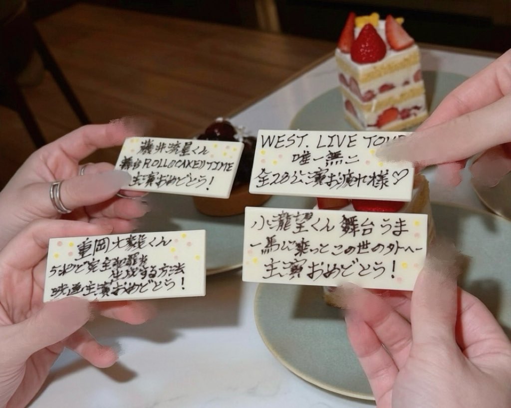 d826ncnc__'s tweet photo. お友達にムビチケをプレゼントして、
いろんなおめでとうをした❤️💙🩷🩷
重岡くん、改めて主演おめでとう🎬
『5秒で完全犯罪を生成する方法』
大大大大大大大ヒットしますように✨

#5秒で完全犯罪を生成する方法 https://t.co/ungJ5E1K6r