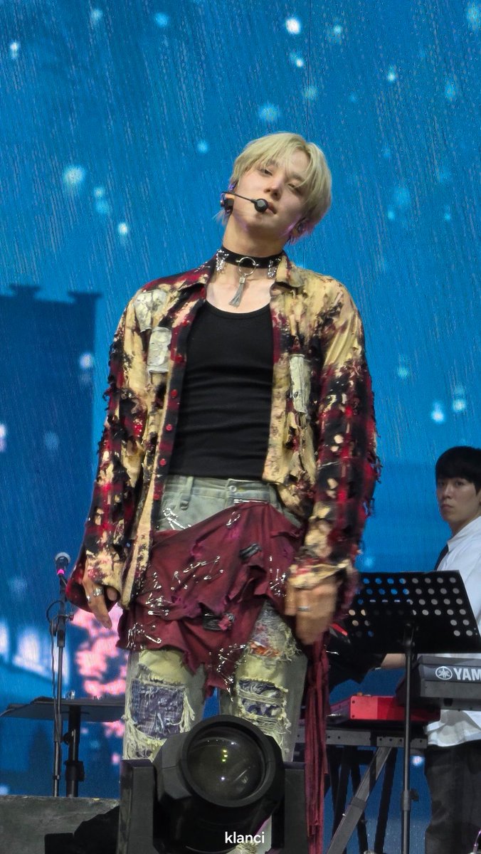yunhopowerless_'s tweet photo. the tanktop, the shirt, ripped jeans, the CHOKER and his “doll” face godd yunho you look soooo pretty https://t.co/NdnzTB9LVS