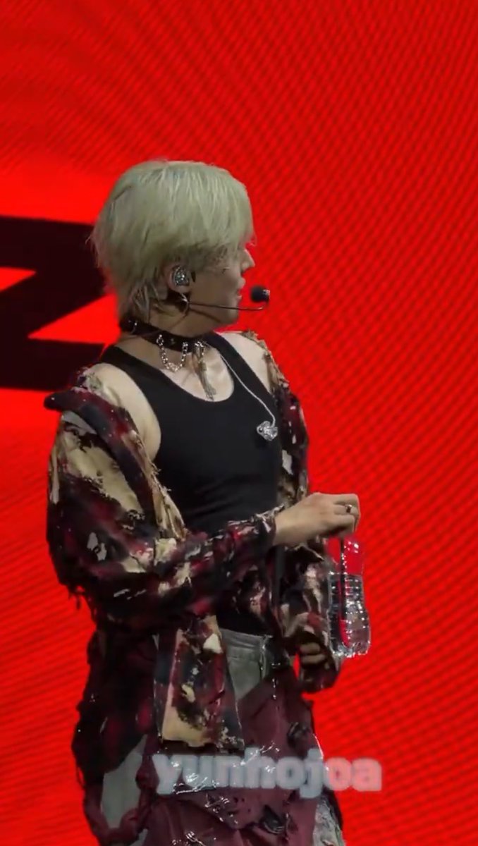 yunhopowerless_'s tweet photo. the tanktop, the shirt, ripped jeans, the CHOKER and his “doll” face godd yunho you look soooo pretty https://t.co/NdnzTB9LVS