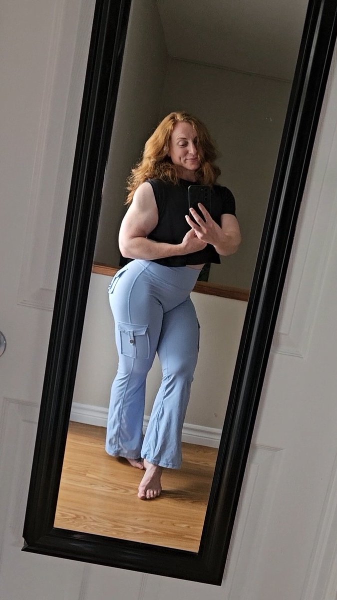 fitlilredhead's tweet photo. Todays gym outfit 💙 https://t.co/0btqMwzmdC