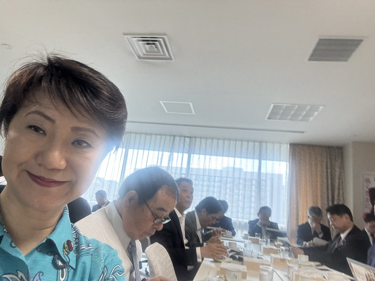 naomi_tokashiki's tweet photo. 「核融合エネルギー（フュージョンエネルギー）推進議員連盟」に参加しました。「日本にもう一つの太陽をつくろう！」――そんな壮大な志を掲げるベンチャー企業の皆様から、最先端の技術や将来への展望についてプレゼンテーションを受けました。核融合エネルギーには、ドーナツ型の磁場で超高温のプラズマを閉じ込める「トカマク方式」、日本が世界をリードする「ヘリカル方式」、そして先日阪大で視察させて頂きました強力なレーザーで燃料を一瞬にして核融合させる「レーザーフュージョン方式」など、さまざまなアプローチがあります。それぞれ異なる技術で、「地上に太陽をつくる」という共通の目標に挑戦しています。日本は、これらの技術に加え、超伝導技術、精密加工、高性能レーザー、耐熱材料など、世界トップクラスのものづくり技術を持つ数少ない国です。その強みを生かせば、核融合発電だけでなく、関連産業でも世界をリードできる大きな可能性があります。世界は今、2050年前後の実用化を見据え、「発電実証・商用炉」の開発競争へと大きく舵を切っています。核融合は、エネルギー安全保障、脱炭素、新たな産業創出を同時に実現し得る、日本の未来を左右する国家戦略技術です。日本の優れた科学技術とものづくりの力を世界へ発信し、未来のエネルギーを日本から生み出す。その実現に向けて、国でも全力で取り組んでまいります。