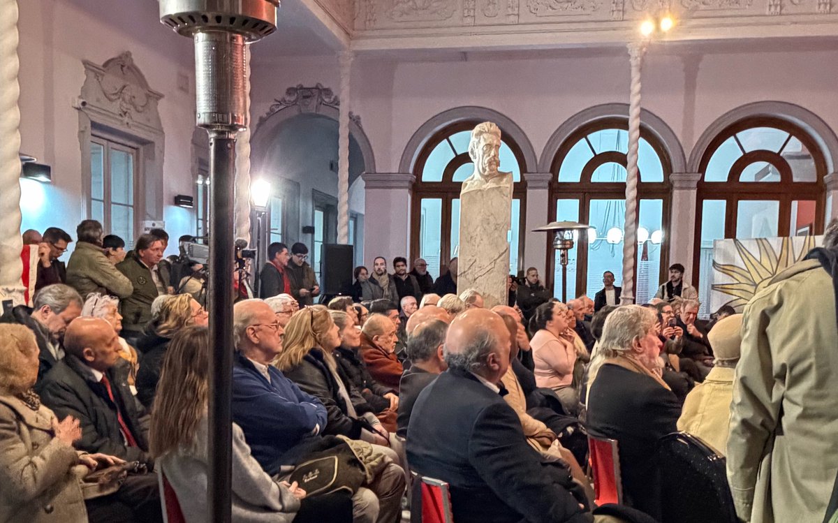 Tabareviera's tweet photo. “La grandeza de Hugo Batalla no residió solamente en sus ideas, sino en la forma en que las defendió: con bondad, libertad, coherencia y respeto por los demás.”

A cien años del nacimiento de Hugo Batalla en la Casa del @PartidoColorado https://t.co/TQKqJyClal