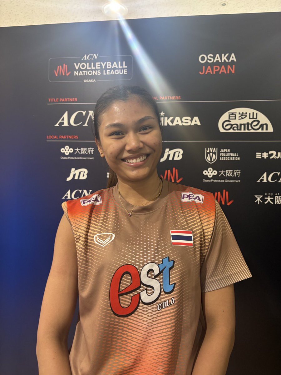 TBSvolleyboo's tweet photo. ／
#ネーションズリーグ  
今夜7時〜vsタイ🇹🇭
＼
バレーボールネーションズリーグ
女子日本代表の戦いは続きます🔥

今夜の相手はアジア決戦！タイ🇹🇭

タイ代表選手はSVリーグで
プレー経験のある選手も多数✨

注目選手は、、、
★タットダオ
2020年から日本リーグでプレーする
不動のミドルブロッカー🙌
★ピンピチャヤ
2021年〜2024年日本リーグでプレー　
現在チームトップの135得点✨
★ピヤヌット
タイバレーの生命線、
粘りあるディフェンスの要💪
日本リベロとの対決にも注目です🏐

今日もTBSで生中継！
会場から、テレビの前から
選手にたくさんのエールをお願いします🔥

#วอลเลย์บอลหญิง