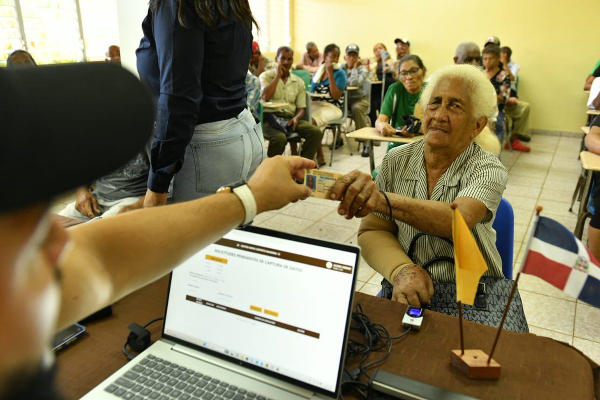 juntacentral's tweet photo. La Junta Central Electoral, a través de la Mesa de Inclusión, participó en las jornadas realizadas en Puerto Plata y en la UASD, carretera Nagua–San Francisco de Macorís, donde se hicieron operativos de captura de datos biométricos y personales para la expedición de la #NuevaCédulaRD, así como la identificación y canalización de situaciones vinculadas al registro civil que pudieran requerir atención a las personas adultas mayores.

Estos operativos forman parte de las acciones impulsadas por la Mesa de Inclusión de la #JCE, en coordinación con el CONAPE con el propósito de acercar los servicios de documentación a personas con discapacidad y adultas mayores.

Si tienes 70 años o más, puedes asistir a renovar tu nueva cédula sin importar el mes de tu cumpleaños, incluyendo fines de semana y días feriados.

¡Tu cédula eres tú, porque tu identidad es única!
