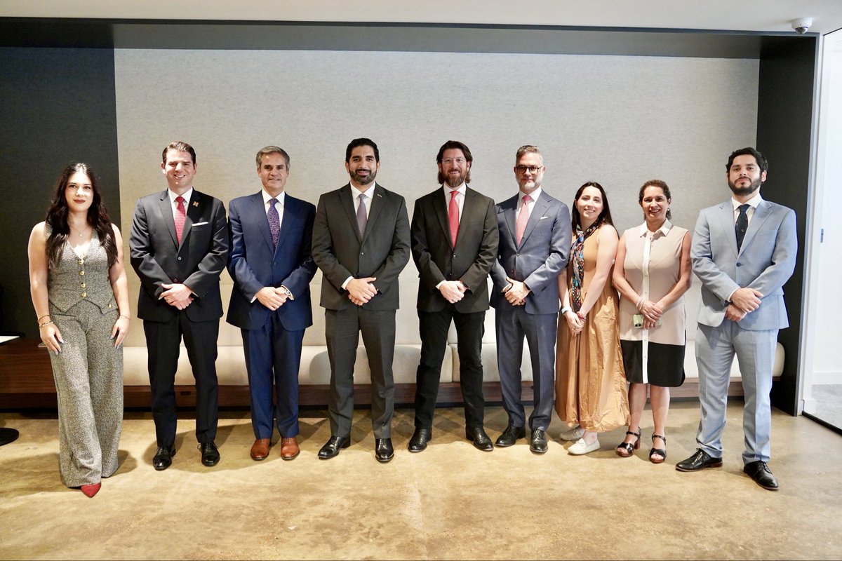 USMexicoFound's tweet photo. #Event | Yesterday, we had the opportunity to meet with Mexico’s incoming Ambassador to the US, @robertolazzeri

Our team and board shared the U.S.-Mexico Foundation’s mission and the work we do to strengthen understanding and cooperation between our two countries.

We appreciate Ambassador Lazzeri’s interest and look forward to keep working closely with the @EmbamexEUA to continue elevating the bilateral relationship.