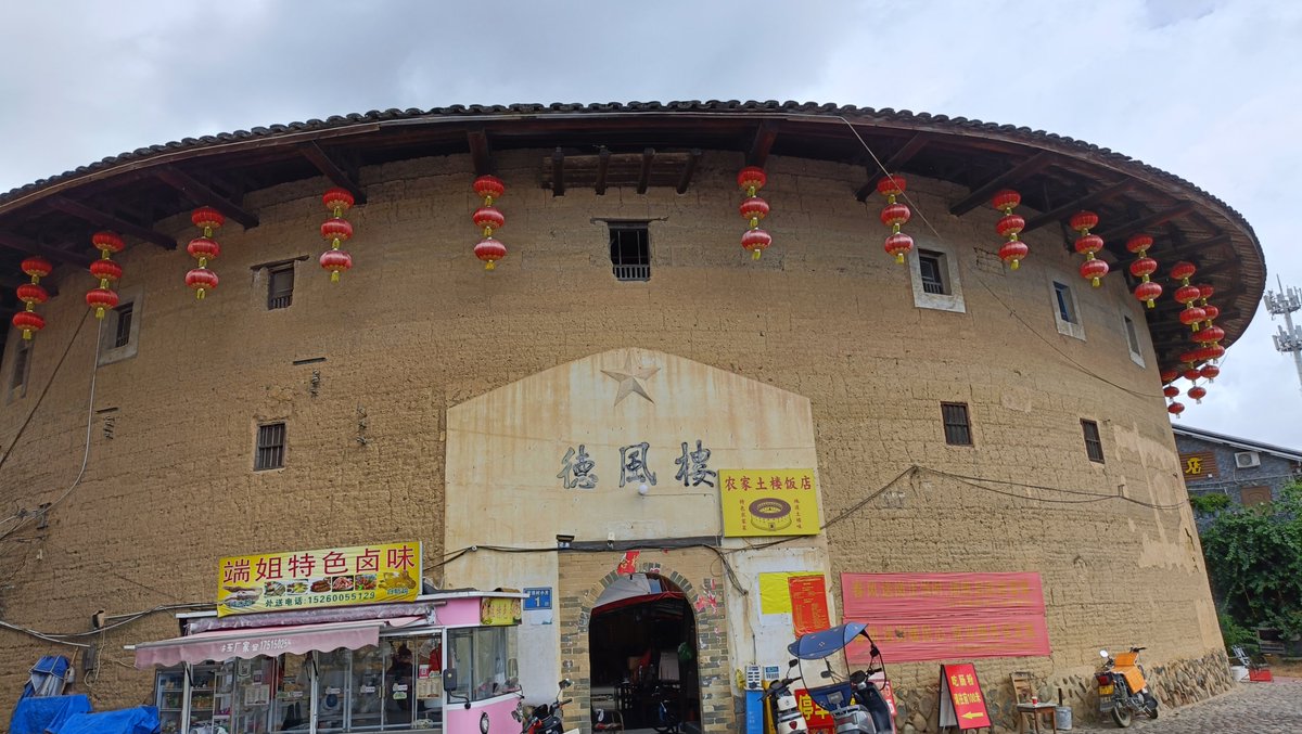 reisoru33's tweet photo. 円形、楕円形、方形とさまざまな形をした巨大な要塞のような建物群土楼。
客家という民族が居住している集合住宅で内部は客家の人たちが普通に暮らしています。
2008年に世界遺産に登録されました。 https://t.co/6wo54DkC90