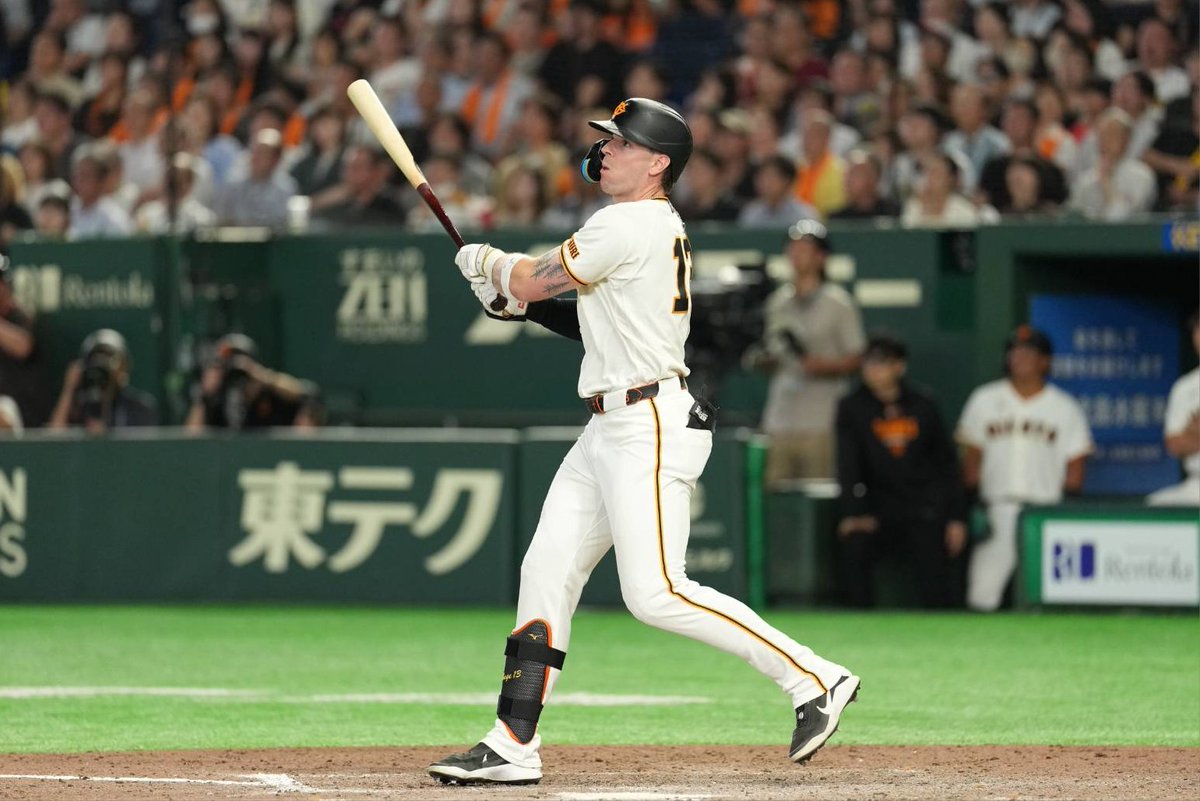 FullCountYG's tweet photo. 巨人-阪神（8日・東京ドーム）

8回に13号ソロを放った #トレイ・キャベッジ 外野手🚀

Photo by Gaku Inoue

#giants https://t.co/r57dYhqmIa