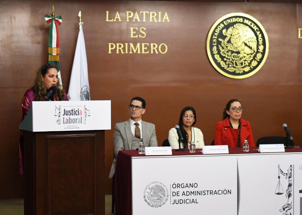 OAJ_Mex's tweet photo. ⚖️ 💬 Inicia el #OAJ el “Ciclo de Conferencias en Materia de Justicia Laboral”

La inauguración estuvo a cargo del Mtro. Alejandro Evia Vizconde, Secretario General de la Presidencia del OAJ, quien celebró que se fomenten estos espacios de diálogo en beneficio de la capacitación permanente en la materia, ya que, sostuvo, el Derecho Laboral es una de las ramas jurídicas más dinámicas. A través de espacios como este, agregó, se avanza hacia una justicia laboral expedita y profundamente humana. 

Por su parte, la Mtra. Norma Gabriela López Castañeda, Directora Jurídica de @Tu_IMSS, indicó que este espacio ayudará a la institución y a las partes a fortalecer la actuación, así como superar obstáculos y mejorar el desempeño en favor de las personas. 

Participó también en esta ceremonia el Lic. Jeiel Rangel Villafaña, Titular de la Unidad para la Consolidación del Nuevo Sistema de Justicia Penal del OAJ.

▶️ https://t.co/NMaXSt74PP