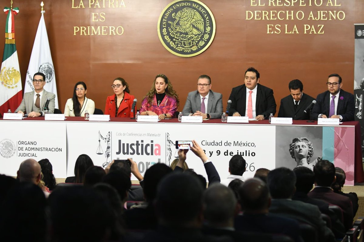 OAJ_Mex's tweet photo. ⚖️ 💬 Inicia el #OAJ el “Ciclo de Conferencias en Materia de Justicia Laboral”

La inauguración estuvo a cargo del Mtro. Alejandro Evia Vizconde, Secretario General de la Presidencia del OAJ, quien celebró que se fomenten estos espacios de diálogo en beneficio de la capacitación permanente en la materia, ya que, sostuvo, el Derecho Laboral es una de las ramas jurídicas más dinámicas. A través de espacios como este, agregó, se avanza hacia una justicia laboral expedita y profundamente humana. 

Por su parte, la Mtra. Norma Gabriela López Castañeda, Directora Jurídica de @Tu_IMSS, indicó que este espacio ayudará a la institución y a las partes a fortalecer la actuación, así como superar obstáculos y mejorar el desempeño en favor de las personas. 

Participó también en esta ceremonia el Lic. Jeiel Rangel Villafaña, Titular de la Unidad para la Consolidación del Nuevo Sistema de Justicia Penal del OAJ.

▶️ https://t.co/NMaXSt74PP