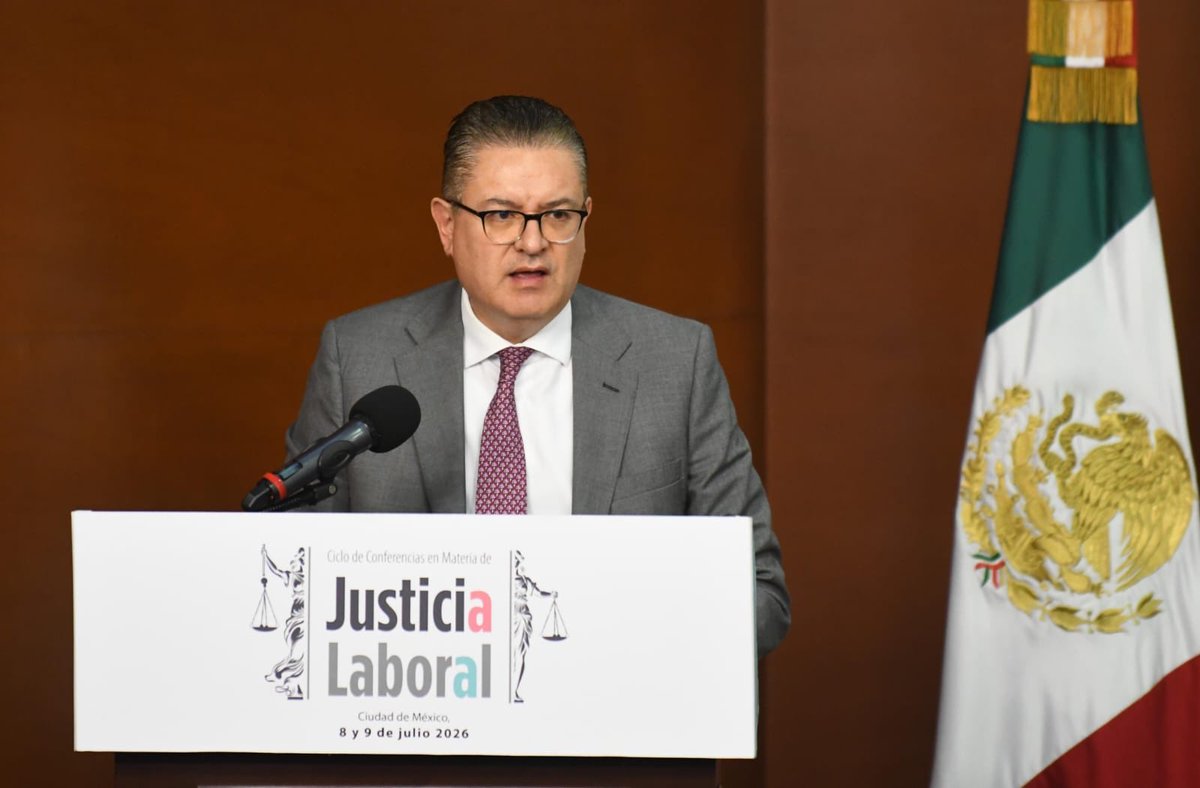 OAJ_Mex's tweet photo. ⚖️ 💬 Inicia el #OAJ el “Ciclo de Conferencias en Materia de Justicia Laboral”

La inauguración estuvo a cargo del Mtro. Alejandro Evia Vizconde, Secretario General de la Presidencia del OAJ, quien celebró que se fomenten estos espacios de diálogo en beneficio de la capacitación permanente en la materia, ya que, sostuvo, el Derecho Laboral es una de las ramas jurídicas más dinámicas. A través de espacios como este, agregó, se avanza hacia una justicia laboral expedita y profundamente humana. 

Por su parte, la Mtra. Norma Gabriela López Castañeda, Directora Jurídica de @Tu_IMSS, indicó que este espacio ayudará a la institución y a las partes a fortalecer la actuación, así como superar obstáculos y mejorar el desempeño en favor de las personas. 

Participó también en esta ceremonia el Lic. Jeiel Rangel Villafaña, Titular de la Unidad para la Consolidación del Nuevo Sistema de Justicia Penal del OAJ.

▶️ https://t.co/NMaXSt74PP