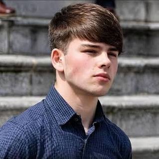 forumbunklr's tweet photo. Um jovem de 19 anos processou os próprios pais em US$ 150 MIL por causa do nome que recebeu ao nascer: Gaylord Thompson.

Gaylord alega "sofrimento emocional e humilhação" pelas piadas na escola. Os pais dizem que foi uma homenagem ao avô. 

"De qualquer forma, J. K. Rowling já tem o nome perfeito pro vilão de seu próximo livro", comentou um membro da Bun.