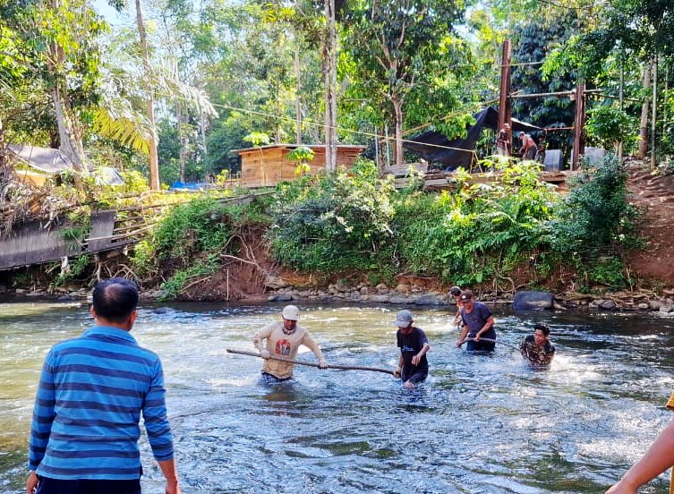 kodim1003kdg's tweet photo. Kodim 1003/HSS Bersama Warga Seberangkan Kabel Baja, Pembangunan Jembatan Garuda Masuki Tahap Krusial

@pendim1003
 
 #dispenad #puspentni #korem101ant #penrem101ant #pendamXXIItb #kodamXXIItb #TNIAD #jembatangaruda https://t.co/Sl3iTrxUiq