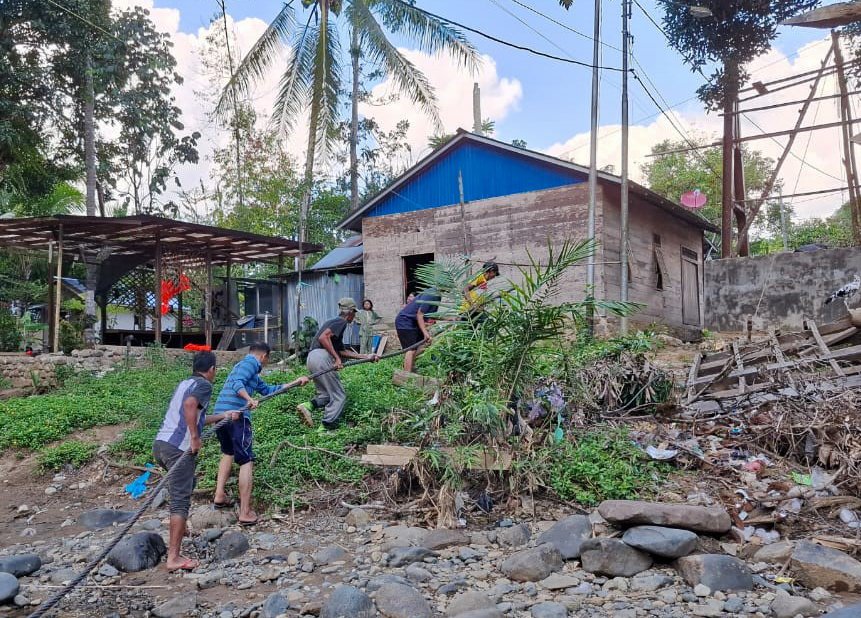 kodim1003kdg's tweet photo. Kodim 1003/HSS Bersama Warga Seberangkan Kabel Baja, Pembangunan Jembatan Garuda Masuki Tahap Krusial

@pendim1003
 
 #dispenad #puspentni #korem101ant #penrem101ant #pendamXXIItb #kodamXXIItb #TNIAD #jembatangaruda https://t.co/Sl3iTrxUiq