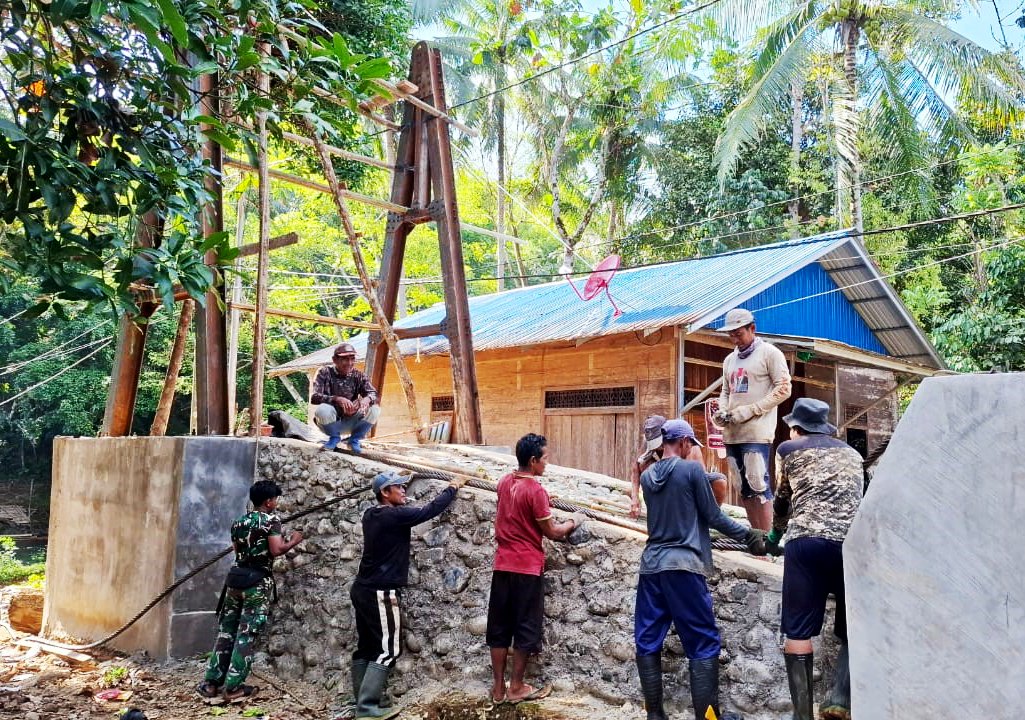 kodim1003kdg's tweet photo. Kodim 1003/HSS Bersama Warga Seberangkan Kabel Baja, Pembangunan Jembatan Garuda Masuki Tahap Krusial

@pendim1003
 
 #dispenad #puspentni #korem101ant #penrem101ant #pendamXXIItb #kodamXXIItb #TNIAD #jembatangaruda https://t.co/Sl3iTrxUiq