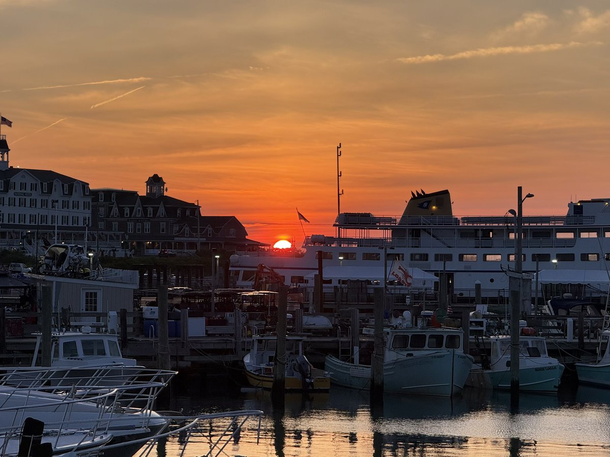 Eweather13's tweet photo. A beautiful #sunset from #blockisland! https://t.co/jjIfF8YPHM