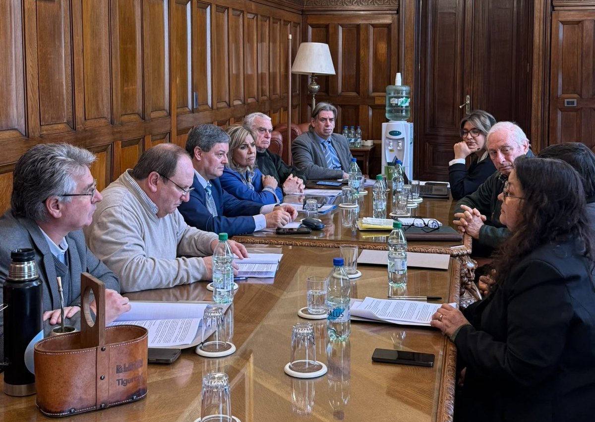 Fedecasaretto's tweet photo. Hoy en la Comisión de Agua y Saneamiento designada por el Directorio del Partido Nacional recibimos a una delegación de vecinos de Casupá que nos manifestaron su radical oposición al proyecto que lleva adelante el gobierno del Frente Amplio.

Se afectará el medio ambiente, la economía y las condiciones sociales de quienes allí viven.

La solución pasa por obtener agua del Río de la Plata. 

Es incomprensible la negativa del Gobierno a recorrer este camino.