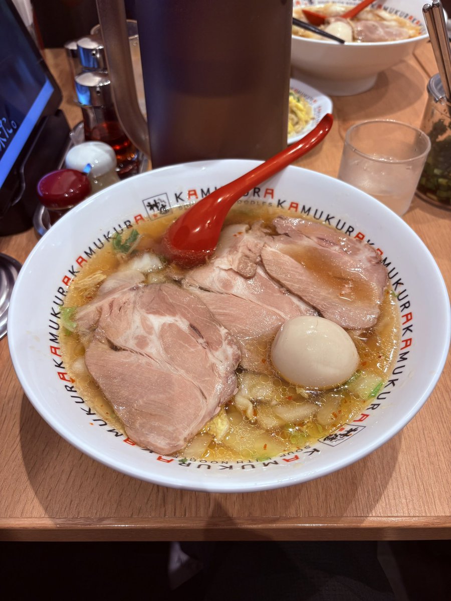 okamubaka's tweet photo. どうとんぼり神座 ビーンズ赤羽店
小チャーシュー煮玉子ラーメン
相変わらず鍋の〆ライクなあっさりコク旨スープ。
麺は中太ストレートのたまご麺でつるりとした喉越し。
大判のレアチャーもスープと合わさって美味い。
どっさり入った白菜がまた良い。
煮玉子は大っきめで良い。
ご馳走様でした。 https://t.co/B8hjocowEU