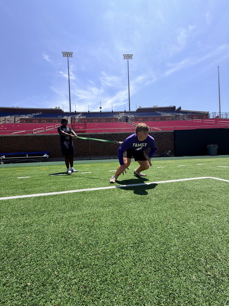 PeytonMill09's tweet photo. Iron Sharpens Iron 
Got some great work in today with @FiveStrongOLine , @BrockHoffman76 (NFL)
@Michael_fasusi7 (OU)
@leshemnyantee10 (Mo. Western)
@McCurryTy2028 (Southlake Carrol HS)
@mattwaletzko (NFL)
@eddypierreloui5 (OU)
@SeanHutton64 (OU)

#CU
#GoGators https://t.co/64ouyStSe7
