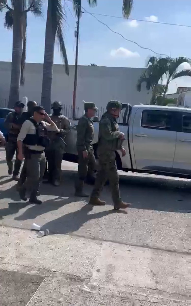 geologymin10's tweet photo. ¿Xq @JohnReimberg aperecio en la clínica dónde está Aquiles con casco, botas, canilleras y armado hasta las pesuñas con 200 milicos y cuándo mataron en el aeropuerto al jefe d las Águilas q llegaba d viaje NO apareció, ni cuándo mataron en su barrio a su vecino El Marino?

Mmm https://t.co/RzdT3USG4T