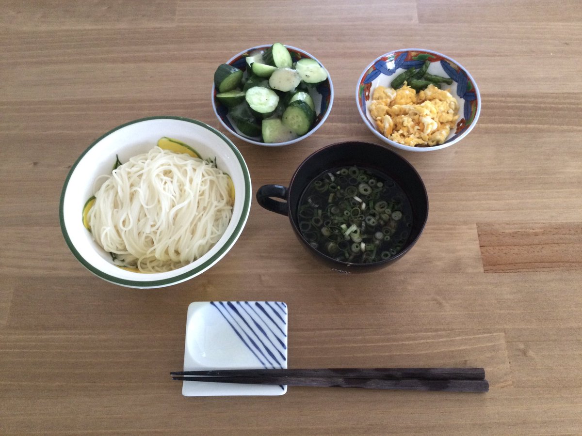 tsue_sun's tweet photo. 庭で採れたて野菜でメシ https://t.co/RqeU7HnkWJ