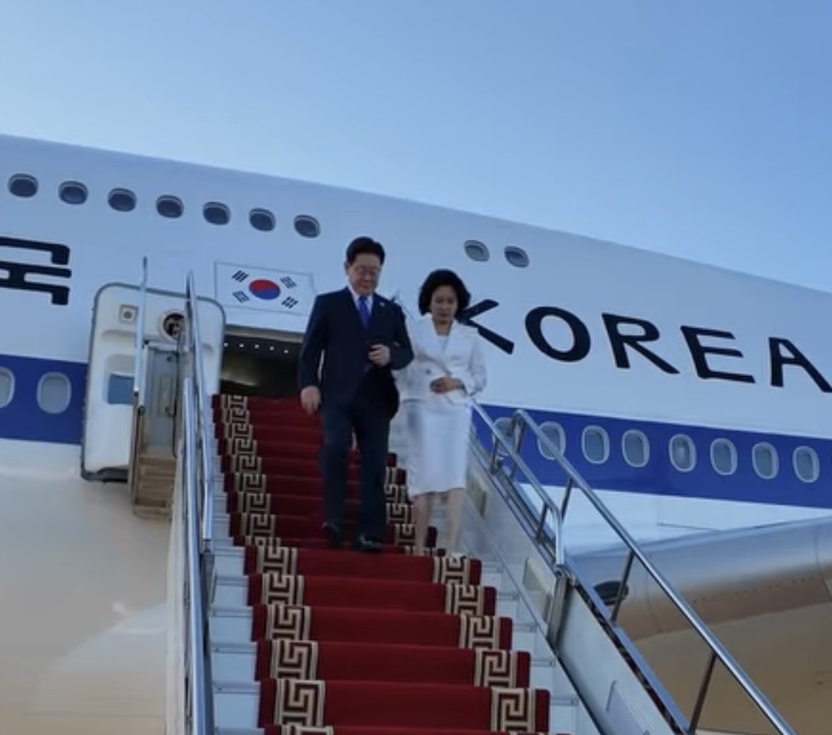 elbegdorj's tweet photo. A heartfelt greeting to President Lee Jae Myung. Mongolia and the Republic of Korea have been close friends for many years. May this state visit deepen our friendship, bring people closer together, and open new doors to peace and shared success. Welcome to Mongolia under the Eternal Blue Sky. 🇲🇳🇰🇷