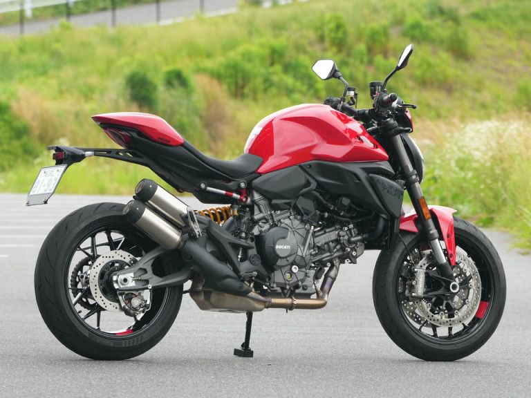 PutiMotor's tweet photo. ドゥカティ「モンスター」試乗

極低回転からスムーズに加速し、高回転域を使わずともトルクでおおらかに走れる様子は、従来のドゥカティ感を覆す。

軽量で扱いやすく、ライダーに従順な面と、ドゥカティらしいスポーティさが共存するのが魅力。

身長171cm/体重65kg

【装備車重/シート高/タンク/出力/価格】
175kg/775mm/14L/111ps/1,662,000円〜

https://t.co/G0kaYV20b1