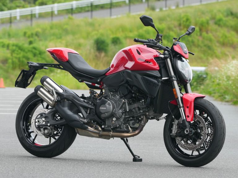 PutiMotor's tweet photo. ドゥカティ「モンスター」試乗

極低回転からスムーズに加速し、高回転域を使わずともトルクでおおらかに走れる様子は、従来のドゥカティ感を覆す。

軽量で扱いやすく、ライダーに従順な面と、ドゥカティらしいスポーティさが共存するのが魅力。

身長171cm/体重65kg

【装備車重/シート高/タンク/出力/価格】
175kg/775mm/14L/111ps/1,662,000円〜

https://t.co/G0kaYV20b1