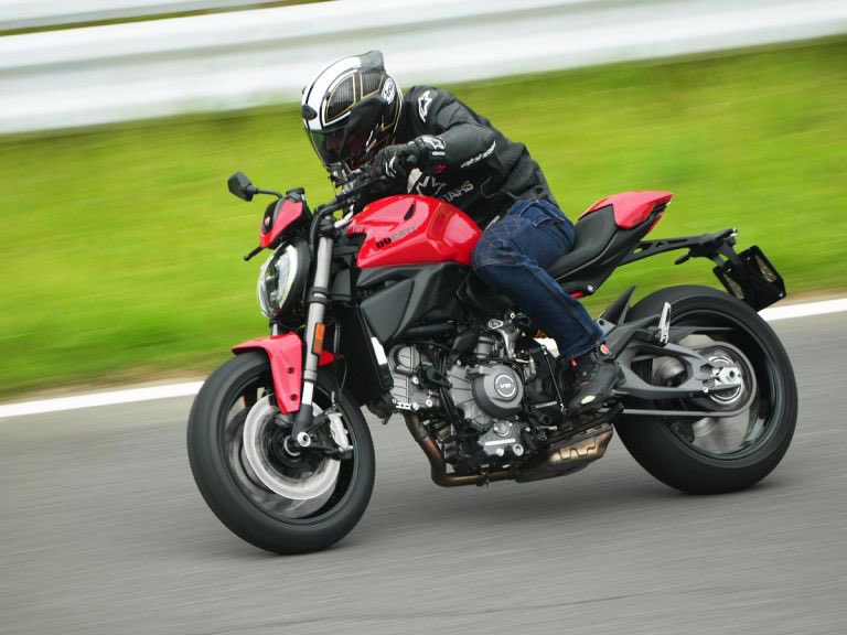 PutiMotor's tweet photo. ドゥカティ「モンスター」試乗

極低回転からスムーズに加速し、高回転域を使わずともトルクでおおらかに走れる様子は、従来のドゥカティ感を覆す。

軽量で扱いやすく、ライダーに従順な面と、ドゥカティらしいスポーティさが共存するのが魅力。

身長171cm/体重65kg

【装備車重/シート高/タンク/出力/価格】
175kg/775mm/14L/111ps/1,662,000円〜

https://t.co/G0kaYV20b1