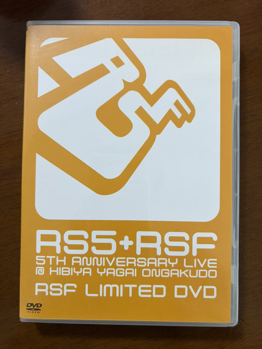 ha_se_co's tweet photo. 推し活動中止寂しいな〜ってふとDVD見つけて再生したら、メンバー皆んなめっちゃ可愛くて懐かしすぎてニヤニヤしながら観てる📺この会場にいた人でまだずっと好きな人どのくらいいるんだろ🤔
#RSF
#RS5
#RIPSLYME https://t.co/KdMegWpRjd
