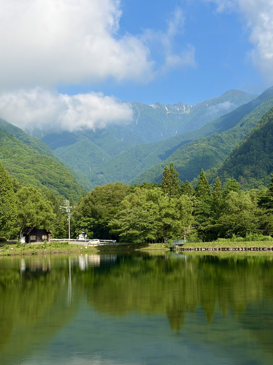 komaganePR's tweet photo. 今朝の #中央アルプス 。すっかり #夏山 の装いですが、今朝は雲が多め。風で流れる雲の隙間から、時折顔を覗かせています。 https://t.co/WfKEt8t9vg