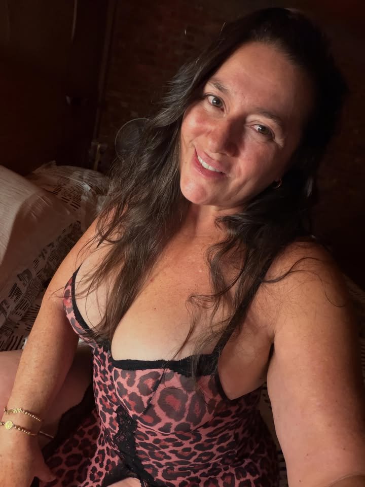 LHolte33528's tweet photo. Do you love older women

#women #men #womenover50 https://t.co/9tQYbF4eal
