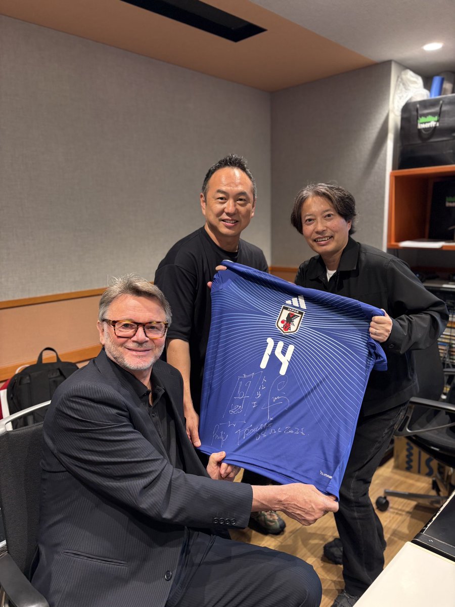 junkham's tweet photo. 今週、来週のJ LIVE RADIOのゲストはトルシエ監督なんですが、DJ特権をフルに活かしてサインをユニフォームと手帳にいただいちゃいました。ほぼ日手帳の左側は実は2008年、トランスコスモス時代に書いていただいたもの。サイン変わってなかったです。
ぜひお聴きください🙏🙏 🙏 https://t.co/Fzs02uSGnV
