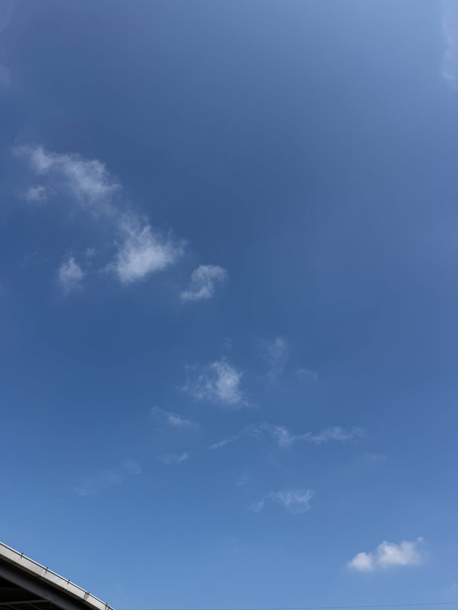 one_pixel's tweet photo. おはソウコ〜📦深谷は8時で27℃、綺麗な青空が広がる #イマソラ です☀️ 梅雨の晴れ間、太陽を浴びながらのラジオ体操と清掃は気持ち良いですが、暑いです💦 暑さに気をつけて、今日も安全作業で皆様にとって良い一日に🚚 #企業公式相互フォロー #企業公式が毎朝地元の天気を言い合う https://t.co/LWzt01axDO