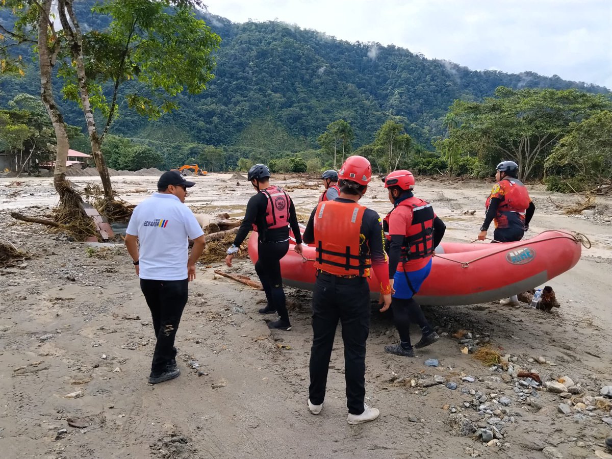 Riesgos_Ec's tweet photo. 📍#ZamoraChinchipe

La respuesta continúa. Seguimos en territorio coordinando acciones, supervisando las labores de búsqueda y rescate y entregando asistencia humanitaria para atender oportunamente a las familias afectadas.

#GobiernoDelEcuador https://t.co/W90XWyb94j