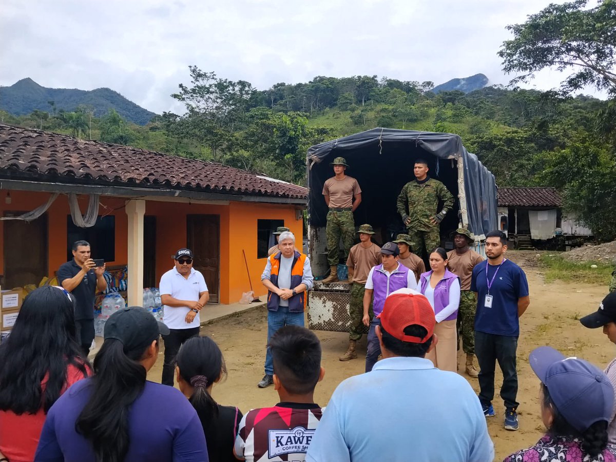 Riesgos_Ec's tweet photo. 📍#ZamoraChinchipe

La respuesta continúa. Seguimos en territorio coordinando acciones, supervisando las labores de búsqueda y rescate y entregando asistencia humanitaria para atender oportunamente a las familias afectadas.

#GobiernoDelEcuador https://t.co/W90XWyb94j