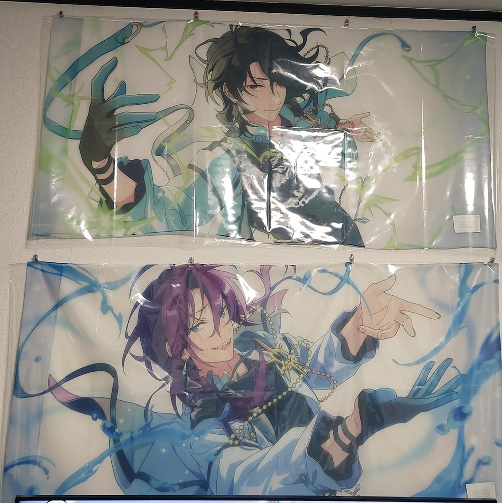 mayoidoriP's tweet photo. この9thシアーストール飾る為のお手軽保護
1年経ったけど落ちずに飾れてる

ビニールの上からクリップで挟んで
クリップの穴から壁にピン止めした
時間経過でビニールの畳みシワが少し伸びてきたかも
(ホムセンで買い直そうと思ってたけど結局このまま) https://t.co/MoXuzq7VG3