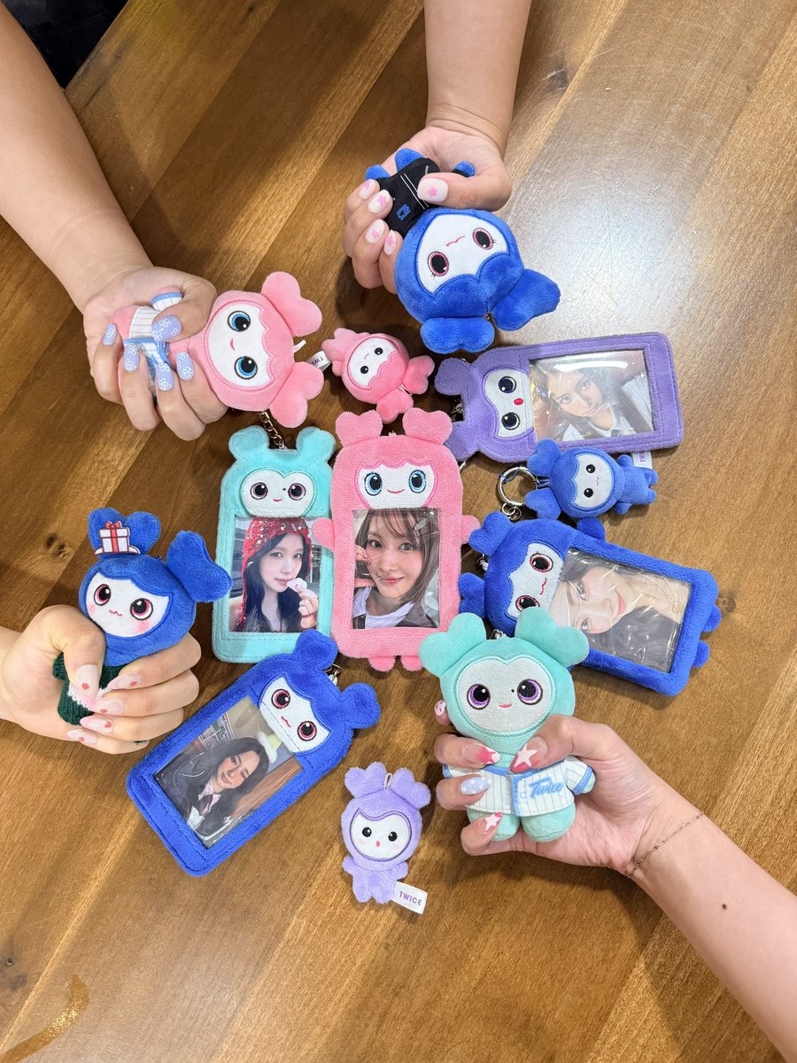 breaktzu's tweet photo. don’t meet your online oomfs because you’ll get severely depressed when it’s time to leave 😭���😭😭😭💔😣 https://t.co/7OiMB4kmue