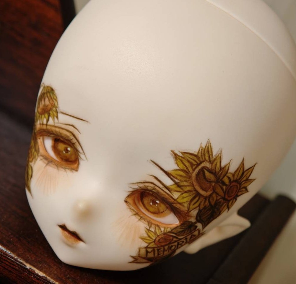 64chickendoll's tweet photo. 【アイドール東京77でお家探しをする子のご紹介②】
向日葵がモチーフのimomodoll corvusさんです🌻
セピア調の落ち着いた色味で、左右で咲き誇った姿と枯れた姿があしらわれています。
アイの対応サイズは16ミリです。
目玉袋とヘッドを一部彫刻刀で削っております。

￥20,000 https://t.co/SyNrmmhH0R