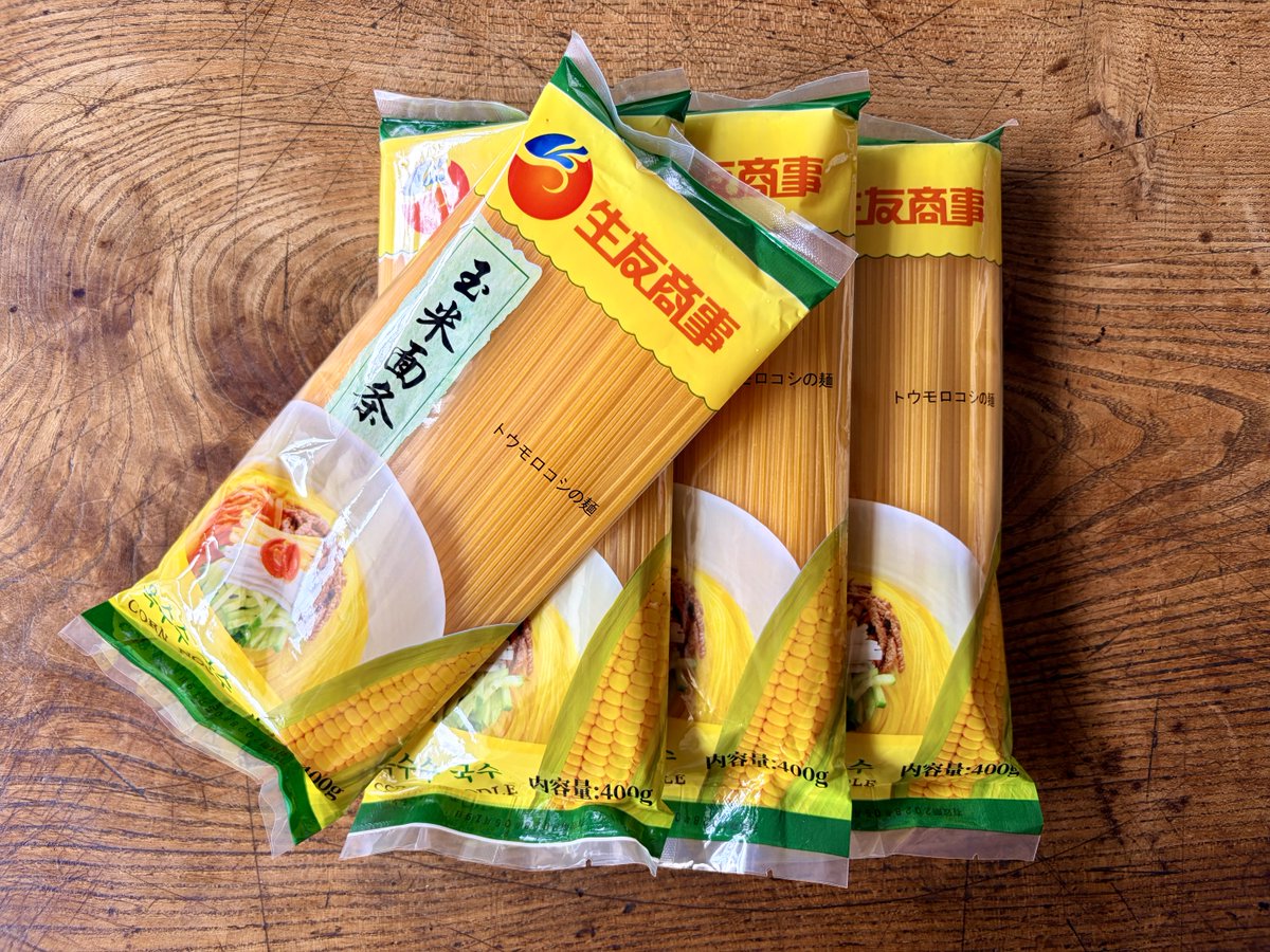 marikomikuni's tweet photo. 中国食材店で入手するとうもろこし麺。特有の香ばしさと優しい食感が好きで、お昼に自己流の冷やし麺をよく作る。具は冷蔵庫の有り物(きゅうり、トマト、塩麹漬けのササミを焼いたもの、温泉卵、しらすなど)、味付けはナンプラー、醤油、レモン汁、山椒油。お腹に重すぎず午後もよく働ける。 https://t.co/PZqXNtr3d0