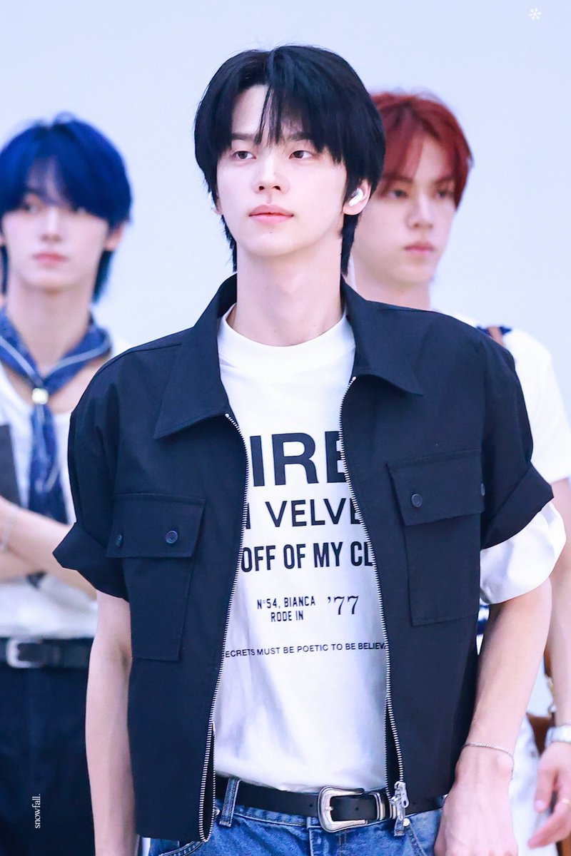 brtbrtttc's tweet photo. [260709 TWS 신유 패션 정보]
 ♥ TWS 신유
 -브랜드 : 비욘드클로젯 [BEYOND CLOSET]  
- 제품 :  럭스 가먼츠 페브릭 포켓 집업 셔츠 블랙
 ➪https://t.co/eJIuD3Ozuz https://t.co/0G1fYDnuRE