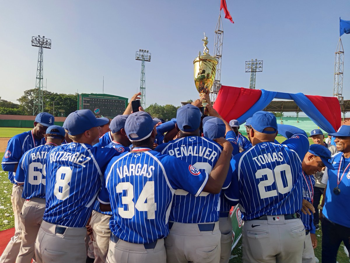 DiazCanelB's tweet photo. Han pasado 16 años de espera, pero al fin: ¡Industriales campeón! 

Fueron determinantes la unidad, la estrategia en la selección de refuerzos, la motivación y la garra en cada salida. En medio de estos difíciles días, los Leones nos demuestra que no hay imposibles. 

Felicidades https://t.co/SsNloEhxvi