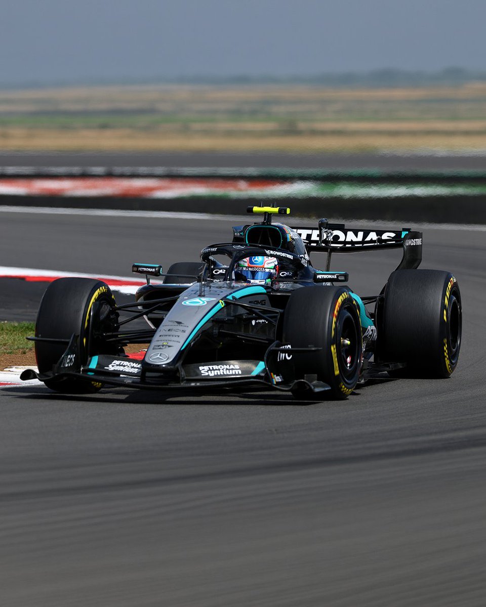 MercedesF1FanID's tweet photo. 🚨HASIL TES PIRELLI #F1Testing

Mercedes merampungkan tes ban Pirelli 2027 di Silverstone.

George Russell mencatat 113 lap (1m30.695s), sementara Kimi Antonelli menyelesaikan 102 lap (1m31.511s).

Total, keduanya menempuh 215 lap dalam dua hari. https://t.co/RGTRxD7yFA