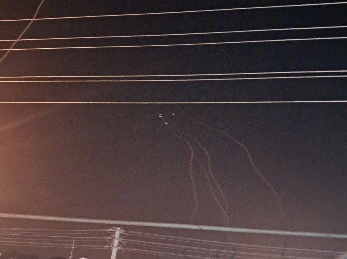 Vahid's tweet photo. تصاویر دریافتی با شرح: 'شلیک چند موشک از جم در #بوشهر
پنج‌شنبه ۱۸ تیر' #Iran https://t.co/r4gfHxNYSB