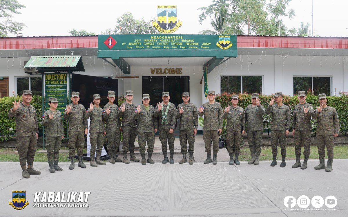 201Brigade's tweet photo. 𝐁𝐑𝐄𝐀𝐊𝐈𝐍𝐆 | 𝐃𝐢𝐯𝐢𝐬𝐢𝐨𝐧 𝐈𝐧𝐬𝐩𝐞𝐜𝐭𝐨𝐫 𝐆𝐞𝐧𝐞𝐫𝐚𝐥 𝐓𝐞𝐚𝐦 𝐀𝐫𝐫𝐢𝐯𝐞𝐬 𝐚𝐭 𝟐𝟎𝟏𝐬𝐭 𝐁𝐝𝐞

#KabalikatSaKapayapaan #201Kabalikat #PhilippineArmy https://t.co/8Yb7nS5xUz